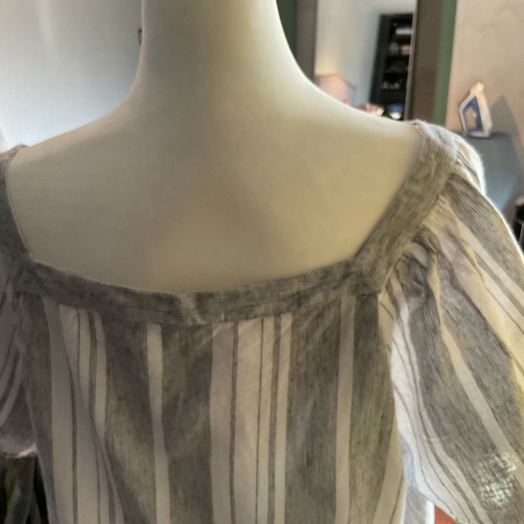 13. Banana Republic | Textured Cotton Linen Top - Picture 3 of 6